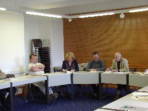 Und hier gibt seine Körper- und insbesondere seine Beinhaltung bekannt: Jetzt reicht es, wann endlich gibt es den Kaffee!