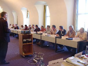 Zuerst die Gruppenberichte, meine Herrn! EPHK Schröder hält auf Disziplin ...