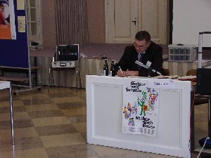 Herr Schröder notiert eifrig, was die ÖVSB über Maßnahmen und Erfahrungen in ihrem Bereich berichten