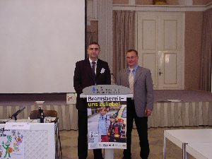 Herr Schröder freut sich, seinen Kollegen Jürgen Polster, begrüßen zu können