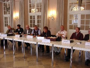 Die ÖVSB aus Oberbayern und München hören aufmerksam zu ...