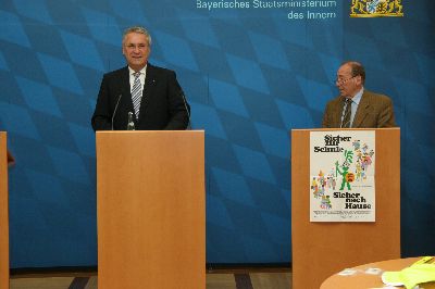 Der Bayerische Staatsminister des Innern, Joachim Herrmann, er�ffnet mit dem Pressesprecher der Gemeinschaftsaktion (GA), Hans Dieter Krais, die Pressekonferenz