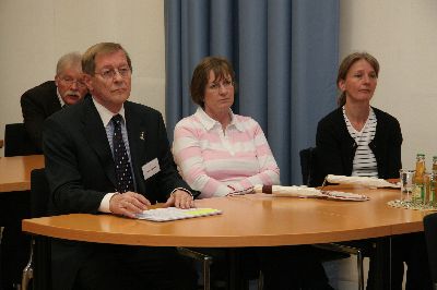 Aufmerksame Zuh�rer: 2 Schulweghelferinnen von der Ostpreu�enschule in M�nchen und der Gesch�ftsf�hrer der Gemeinschaftsaktion, Walter Schwab