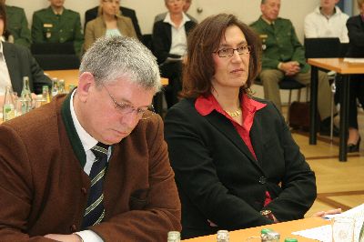 Horst Schilling, das gesch�ftsf�hrende Pr�sidialmitglied des Landesverbandes bayerischer Omnibusunternehmen (LBO), und Sieglinde Ludwig, die Leiterin der Pr�ventionsabteilung des Bayerischen Gemeindeunfallversicherungsverbands (GUVV), h�ren ebenfalls aufmerksam zu