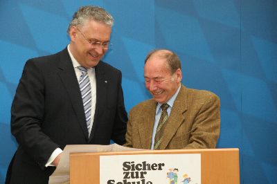 Es w�re schon interessant, �ber was die beiden lachen � leider erfahren wir es nicht