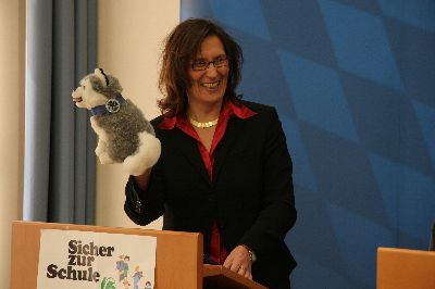 Frau Sieglinde Ludwig vom GUVV nach ihrem Kurzvortag mit GUVV - Hund