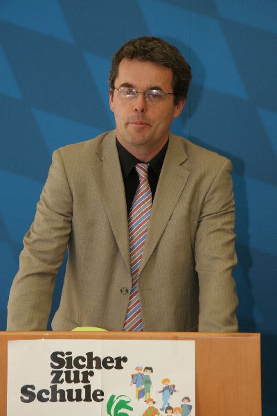 Rainer Salz von der LVW informiert �ber die wertvolle Arbeit der 140 Orts- ,Kreis- und Gebietsverkehrswachten in Bayern