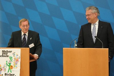 Walter Schwab, Gesch�ftsf�hrer und Sprecher der GA bedankt sich beim Innenminister