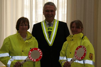 Der Innenminister, umrahmt von den beiden Schulweghelferinnen