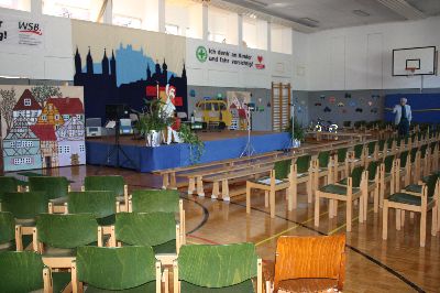 Der Schulleiter, Herr Rektor Alfons Miethaner, �berpr�ft die besonders sch�n geschm�ckte Turnhalle seiner Goethe-Kepler-Grundschule W�rzburg � alles bestens!