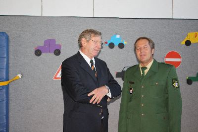 Der Landsgerichtspr�sident Peter Schauff und der Erste Polizeihauptkommissar Reiner Mader trauen ihren Augen nicht und halten sie lieber geschlossen