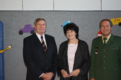 Erst als die charmante Konrektorin Marianne Kemper in ihre Runde kommt, zeigen sie das sch�nste L�cheln