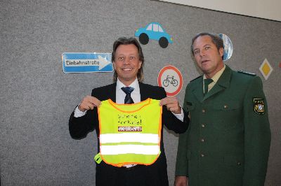 Der EPHK Reiner Mader mit dem Sponsor der Sicherheitswesten von der Firma Neubert