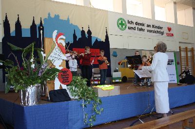 Das �Kepler � Orchester� leitet die Veranstaltung mit einem Menuett sehr w�rdevoll ein