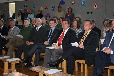 Und schon ist er da, der Herr B�rgermeister mit der roten Krawatte