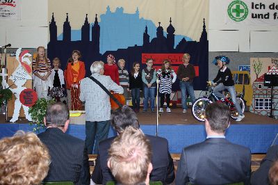 Und anschlie�end begleitet er die Sch�ler mit der Gitarre: Hol dein Fahrrad aus dem Keller