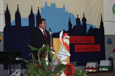 Und anschlie�end begleitet er die Sch�ler mit der Gitarre: Hol dein Fahrrad aus dem Keller