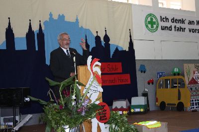 Mit Temperament und gro�em Engagement spricht der Regierungspr�sident von Unterfranken und gleichzeitig stellvertretender Pr�sident der Landesverkehrswacht Bayern, Dr. Paul Beinhofer, zu den Sch�lern, Eltern und Ehreng�sten