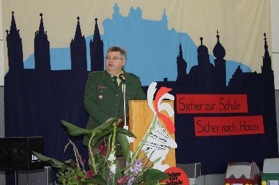 Der Polizeivizepr�sident von Unterfranken, Gerold Mahlmeister, � ein Freund der Schulkinder