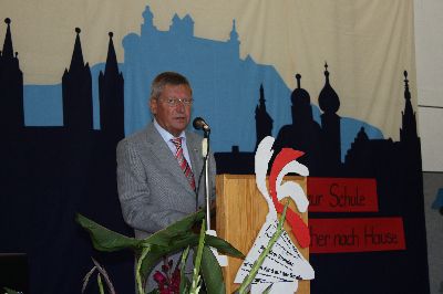 Peter Spru�, Vorsitzender des ADAC � Nord, bringt beste W�nsche und sch�ne Malsachen mit