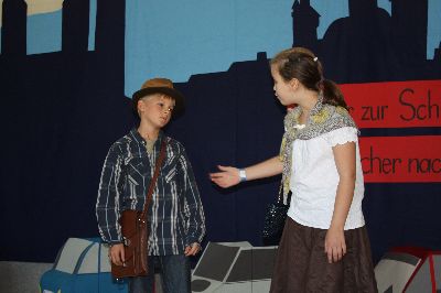 Es ist rot, Karl-Otto, Karl-Otto, ... Es ist gr�n, Elfriede, Elfriede, ... � 2 begabte junge Schauspieler der Hortgruppe, die ihren Sketch besonders gut vortrugen � sehr zum Vergn�gen der Zuschauer