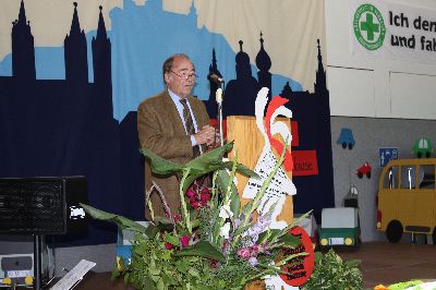 Hans-Dieter Krais, Pressesprecher der Gemeinschaftsaktion, bedankt sich bei den Organisatoren f�r die sehr gelungene Ausrichtung der Feier und f�r die besonders sch�ne und verkehrserzieherisch wirksame Dekoration der Turnhalle
