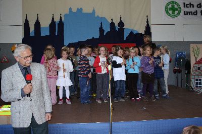 Rektor Alfons Miethaner begr��t mit einer Sch�lergruppe und dem Kanon �Guten Morgen� die ABC-Sch�tzen