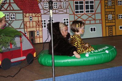 Tiger und B�r im Gummiboot � kann man so sicher �ber die Stra�e kommen?