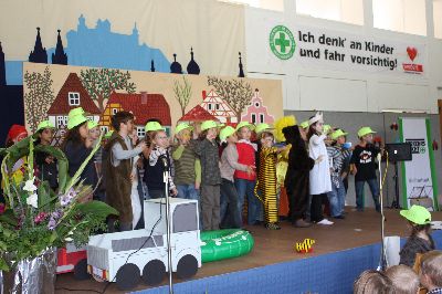 Tiger und B�r und alle Mitspieler � der Beifall war riesengro�!