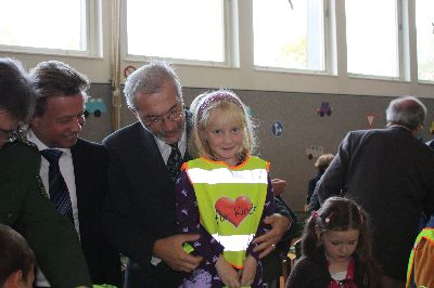 Hier zieret sich der Regierungspr�sident mit einer sehr charmanten �jungen Dame� und der Repr�sentant der Firma Neubert, die die Westen gesponsert hat, schaut wohlgef�llig zu