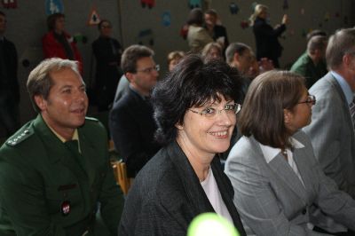 Ohne K�ppi ist Herr Mader nur halb so sch�n, w�hrend Frau Kemper auch ohne K�ppi strahlt und sich freut � und das zurecht: Ihre kluge Regie, die sie sehr geschickt und dezent aber zielf�hrend einsetzte und die kaum jemandem auffiel, hat sehr zum Gelingen der Veranstaltung beigetragen! Vielen Dank, Frau Konrektorin.