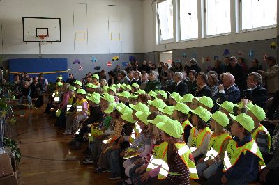 Die Sicherheitswesten strahlen, die gelben K�ppis leuchten und die ABC-Sch�tzen zeigen sich in geschlossener Formation: So viele gelbe K�pfe hat diese Turnhalle noch nicht gesehen