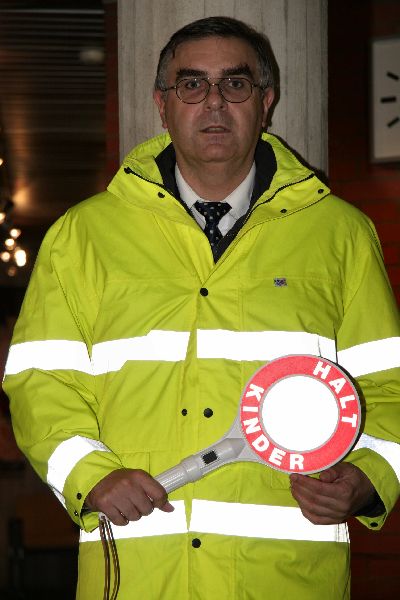 Generalprobe in Erwartung des Ministers: Wenn der gelbe Mantel dem Herrn Schr�der passt, dann passt er dem Minister auch.