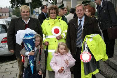Frau Johanna Schweikl, die �Mutter der Unterf�hringer Schulweghelfer/innen�, wartet gemeinsam mit ABC-Sch�tzen und deren Eltern sowie dem Gesch�ftsf�hrer der Gemeinschaftsaktion Walter Schwab (mit Mantel und Kelle) auf den Innenminister