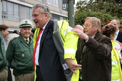 Der Minister ist da und der Mantel passt.