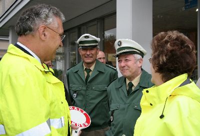 Der Innenminister Joachim Herrmann begr��t den �Vater der Unterf�hringer Schulweghelfer/innen�, Herrn PHK Jakob Huber (rechts im Bild) und den Chef der Ismaninger Polizeiinspektion, Herrn EPHK Peter L�ffelmann (auf dem Foto links)
