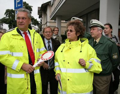 Frau Schweikl weist den Minister in sein Ehrenamt ein