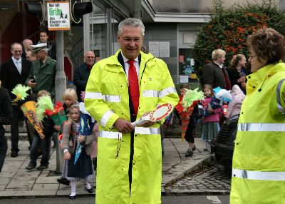 Noch z�gert er, obwohl es die �Mutter der Schulweghelfer/innen� so sch�n vormacht: �Arme ausstecken � dann k�nnen die Kinder gehen�