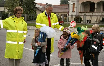 Perfekt: Der bayerische Staatsminister des Innern, Joachim Herrmann, bei seinem Einsatz als Schulweghelfer in Unterf�hring. Gekonnt hilft er den ABC-Sch�tzen �ber die Stra�e.