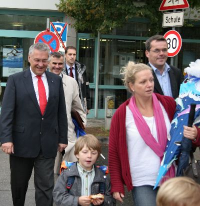 Nach getaner Arbeit wandern die Schulanf�nger, die Eltern und die Ehreng�ste mit dem Minister ins nahe gelegene Rathaus