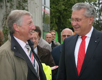 Freudig begr��t der Erste B�rgermeister von Unterf�hring, Franz Schwarz, den Minister