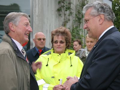 Und schon lobt der B�rgermeister seine dienst�lteste Schulweghelferin, die mit ihren Kolleginnen heuer das 25-j�hrige Jubil�um �Schulwegdienste in Unterf�hring� feiern kann