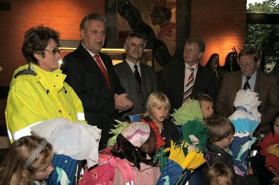 Der Minister bei seiner Rede, in der er die Landesverkehrswacht Bayern, die Gemeinschaftsaktion �Sicher zur Schule � Sicher nach Hause� und die Gemeinde Unterf�hring ob ihres Engagements f�r einen sicheren Schulweg lobt � und nat�rlich die Kinder und ihre Eltern auch!