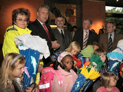 Der Reihe nach von links nach rechts: Schulweghelferin Johanna Schweikl, Innenminister Joachim Herrmann, Pr�sident der Landesverkehrswacht Horst Schneider, Erster B�rgermeister von Unterf�hring Franz Schwarz und der Gesch�ftsf�hrer der Gemeinschaftsaktion Walter Schwab