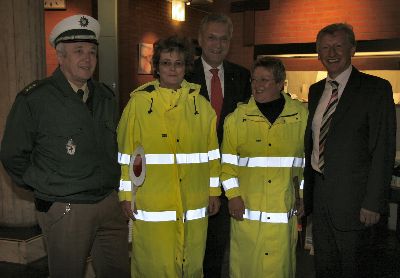 Ehrenformation f�r die beiden Schulweghelferinnen Johanna Schweikl und Edeltraud Poll: Links der �Vater der Schulweghelfer/innen� Jakob Huber, hinten der bayerische Staatsminister des Innern Joachim Herrmann und rechts der Erste B�rgermeister von Unterf�hring Franz Schwarz