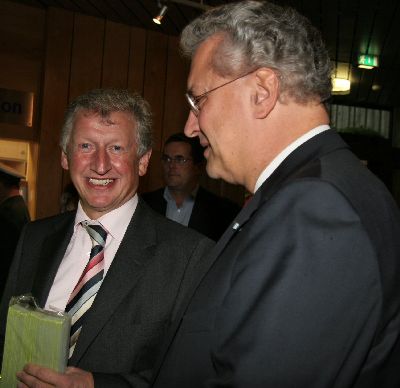 Der Herr B�rgermeister zeigt die Klackb�nder stolz dem Minister, aber hergeben tut er keines