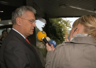 Der Minister wird von einer charmanten Reporterin des Bayerischen Rundfunks interviewt