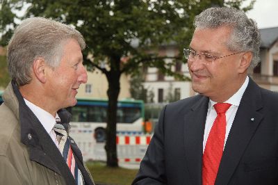 �Ende gut � alles gut�, sagt der Minister: �Dann w�nsche ich weiterhin viel Erfolg bei der Sicherung der Schulwege in Ihrer Gemeinde und herzlichen Gl�ckwunsch nochmals zum 25-j�hrigen Jubil�um der Schulwegdienste in Unterf�hring, Herr B�rgermeister! Da hat die Gemeinde sicherlich auch mitgeholfen und die Schulweghelfer/innen �gepflegt und gehegt�.