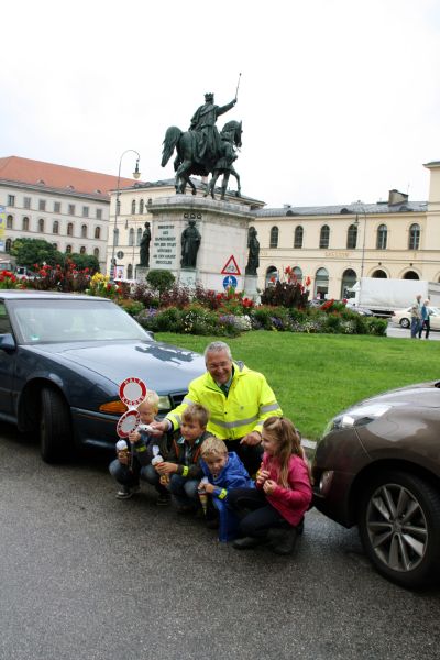 Innenminister Herrmann erklärt die Gefahren des Schulweges. Schülerlotsen können helfen!