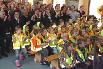 Leuchtende Vorbilder: die Erstkl�ssler der Grundschule V�tting mit den reflektierenden Warnwesten. Im Hintergrund von links: Gesch�ftsf�hrer der GA Wolfgang Prestele, Vizepr�sident der Landesverkehrswacht Bayern Dr. Florian Herrmann, MdL, Regierungspr�sident der Regierung von Oberbayern Christoph Hillenbrand, Kultusstaatssekret�r Bernd Sibler, Landrat von Freising Michael Schwaiger, Oberb�rgermeister der Stadt Freising Tobias Eschenbacher und die Leiterin des Gesch�ftsbereichs Pr�vention der Kommunalen Unfallversicherung Bayern / Bayerische Landesunfallkasse Sieglinde Ludwig